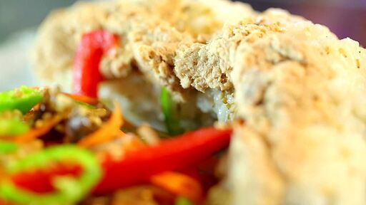 한국 음식 잡채와 하얀색 쌀 밥위에 올려진 다진 참치를 올린 누드 김밥이 먹음직스러운