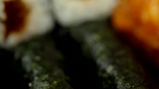 간장에 절인 우엉을 넣고 만든 간단한 김밥의 단면