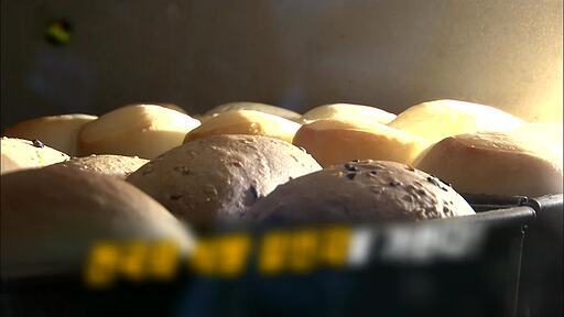 발효된 빵반죽이 오븐 속에서 부풀어 오르는 미속 촬영 영상