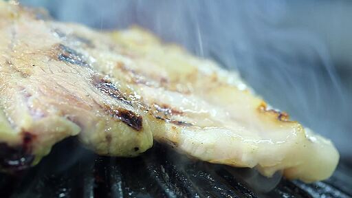 생 돼지갈비를 달궈진 철판위에 올려서 굽는 클로즈업 영상