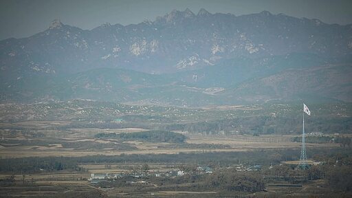 한국 경기도 파주시 대성동 마을과 북한 개성특별시 기정동 마을이 한눈에 가깝게 보이는