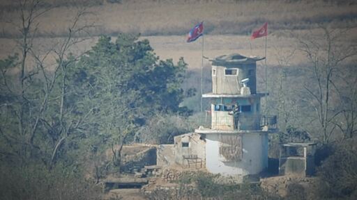 남한과 북한의 경계선에 자리한 민통선의 북한 측 초소 망원경 관측 영상