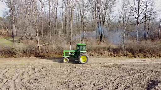 미국 미시건주 밭에서 이동중인 초록색 트랙터 드론 영상