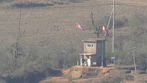 북한의 군인 초소와 한가로운 마을 망원경 관측 영상