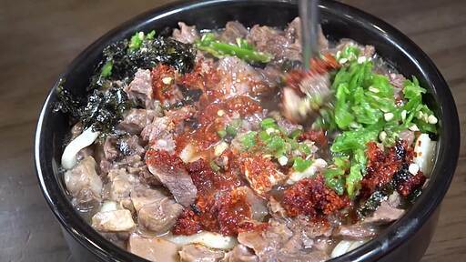 소 한마리 국밥 뚝배기에 쫄깃한 우동면이 들어있는 뜨끈한 우동국밥