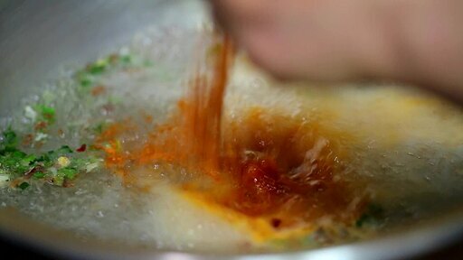 끓는물에 라면 스프 면을 넣고 계란을 떨어뜨린뒤 수제비를 떠넣는 한국 식 라면 제조방법