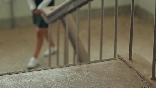 낡은 계단을 올라가는 여학생의 다리