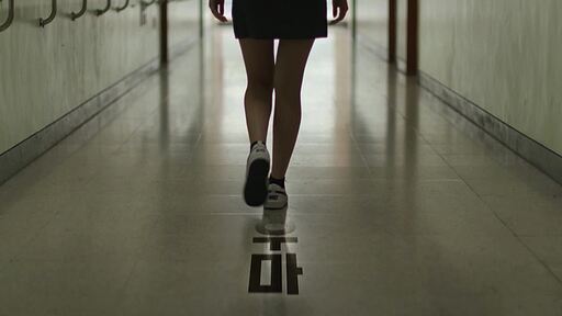 여학생이 복도를 걷는 발 밑으로 보이는 학교폭력 트라우마 CG