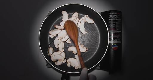 후라이팬에 채썬 표고버섯을 볶는