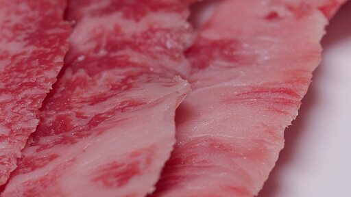 흰접시에 올려져있는 빨간 한우 소고기 부채살에 마블이 가득한 클로즈업 영상