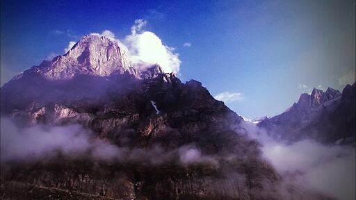넓은 산악 지대 넘어로 보이는 하얀 에베레스트 산