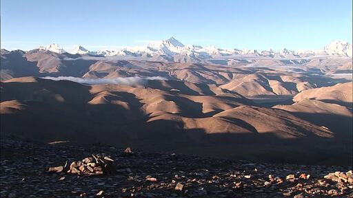 고원 멀리 보이는 에베레스트 산 봉우리