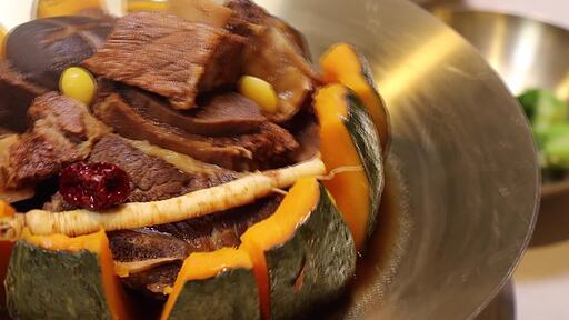 단호박 갈비찜의 잘 익은 부드러운 단호박을 칼로 조각내고 소갈비찜의 살코기와 뼈를 분리해서 단호박과 갈비찜을 함께 먹는 모습