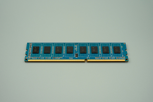 파란색 기판의 DDR3 메모리, 회색배경