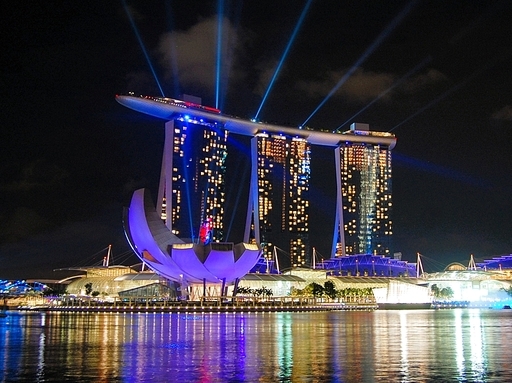싱가폴 마리나베이샌즈 호텔의 레이져쇼 야경 사진입니다.