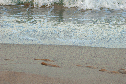모래위에 남겨진 흔적 파도와 발자국